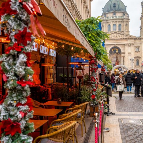 Christmas-market-at-St.-Stephens-Basilica-Budapest-14